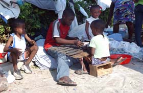 Quizás la inocencia no permita a estos niños darse cuenta de la tamaña tragedia que sufre su país. 