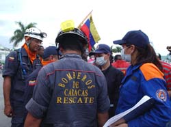 La Fuerza de Tarea Humanitaria Simón Bolívar sale a las calles a evaluar los daños.