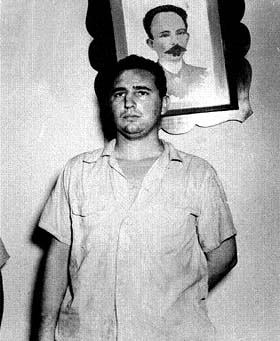E’ una delle prime fotografie di Fidel dopo l’assalto alla Caserma Moncada, scattata al Vivac di Santiago de Cuba.  La foto appartiene a Ernesto Ocaña, fotografo del Diario de Cuba.