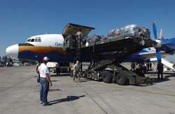 Del avión cubano de Aerocaribbean se descargan medicamentos, utensilios médicos, comida, agua, casas de campañas y avituallamiento.