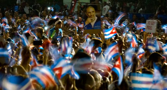 La gente grita “Yo soy Fidel” en la Plaza Antonio Maceo