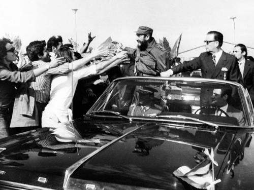 La visita de Fidel Castro fue un acontecimiento nacional y los chilenos esperaban el paso del líder cubano para saludarlo.